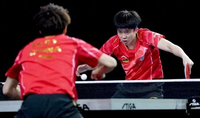 她面对一名 她面对一名