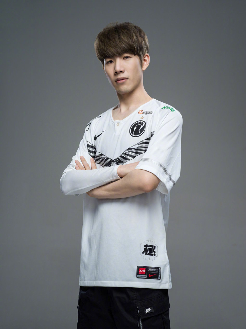 金球乱纪元：当登贝莱撕碎姆巴佩的旧王座，谁说新王不当立？.